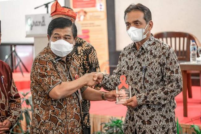 Pemkab Kampar Terima Penghargaan dari Kemendagri Terkait Aktif Penanggulangan AIDS